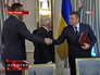 Виктор Янукович подписал соглашение с лидерами оппозиции Виктор Янукович подписал соглашение с лидерами оппозиции