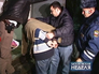 Полицейские ведут задержанного Полицейские ведут задержанного