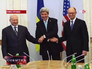 Государственный секретарь США Джон Керри, и.о. президента Украины Александр Турчинов и премьер-министр Украины Арсений Яценюк Государственный секретарь США Джон Керри, и.о. президента Украины Александр Турчинов и премьер-министр Украины Арсений Яценюк
