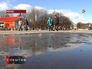 Люди гуляют в парке Горького Люди гуляют в парке Горького