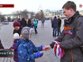Московские студенты раздают ленточки с изображением триколора и надписью "Мы вместе" Московские студенты раздают ленточки с изображением триколора и надписью "Мы вместе"