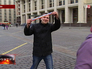 Московские студенты раздают ленточки с изображением триколора и надписью "Мы вместе" Московские студенты раздают ленточки с изображением триколора и надписью "Мы вместе"