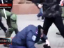 Радикалы из "Правого сектора" избивают милиционера Радикалы из "Правого сектора" избивают милиционера