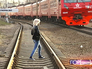 Девушка переходит железную дорогу Девушка переходит железную дорогу
