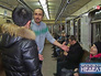 Пассажиры метро участвуют в театральной постановке Пассажиры метро участвуют в театральной постановке