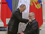 Владимир Путин вручает госнаграду главе паралимпийского комитета Филиппу Крейвену Владимир Путин вручает госнаграду главе паралимпийского комитета Филиппу Крейвену