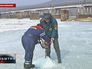 Подрывник и сотрудник МЧС готовят лунку для заряда Подрывник и сотрудник МЧС готовят лунку для заряда