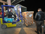 Разгрузка гуманитарной помощи с медикаментами и продовольствием Разгрузка гуманитарной помощи с медикаментами и продовольствием
