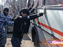 Полицейские проводят задержание Полицейские проводят задержание