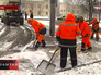 Дворники устраняют последствия снегопада в Москве Дворники устраняют последствия снегопада в Москве