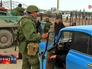 Российские военнослужащие досматривают машину Российские военнослужащие досматривают машину