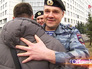 Бойцы московского ОМОНа встречают коллегу из украинского "Беркута" Бойцы московского ОМОНа встречают коллегу из украинского "Беркута"