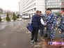 Бойцы московского ОМОНа встречают коллегу из украинского "Беркута" Бойцы московского ОМОНа встречают коллегу из украинского "Беркута"