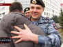 Бойцы московского ОМОНа встречают коллегу из украинского "Беркута" Бойцы московского ОМОНа встречают коллегу из украинского "Беркута"