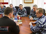 Бойцы московского ОМОНа общаются с коллегой из украинского "Беркута" Бойцы московского ОМОНа общаются с коллегой из украинского "Беркута"