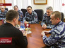 Бойцы московского ОМОНа встречают коллегу из украинского "Беркута" Бойцы московского ОМОНа встречают коллегу из украинского "Беркута"