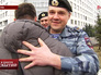 Бойцы московского ОМОНа встречают коллегу из украинского "Беркута" Бойцы московского ОМОНа встречают коллегу из украинского "Беркута"