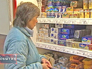 Покупатель выбирает молочную продукцию Покупатель выбирает молочную продукцию