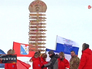 Столб с указателями городов России и флаги делегаций Столб с указателями городов России и флаги делегаций