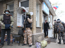 Вооруженный патруль у одного из отделений милиции города Славянска Вооруженный патруль у одного из отделений милиции города Славянска