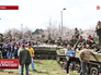 Украинские военные, заблокированные местными жителями Украинские военные, заблокированные местными жителями