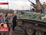 Украинские военные, заблокированные местными жителями Украинские военные, заблокированные местными жителями