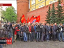 Люди приносят цветы и свечки в память о произошедшем Люди приносят цветы и свечки в память о произошедшем