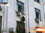 Люди спасаются из горящего здания областного совета профсоюзов в Одессе Люди спасаются из горящего здания областного совета профсоюзов в Одессе