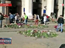 Люди приносят цветы и свечки в память о произошедшем Люди приносят цветы и свечки в память о произошедшем