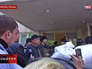 Жители Мариуполя и украинская милиция у здания Горсовета Жители Мариуполя и украинская милиция у здания Горсовета