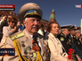 Ветераны наблюдают за парадом Победы на Красной площади Ветераны наблюдают за парадом Победы на Красной площади