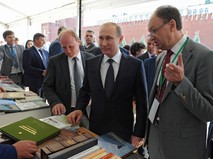 Владимир Путин во время посещения фестиваля "Книги России"