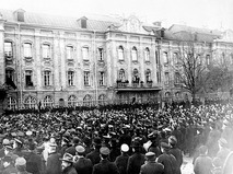 Петербург в дни революции 1905 года. Митинг у здания университета