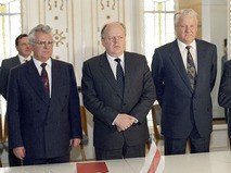 Леонид Кравчук, Станислав Шушкевич и Борис Ельцин после подписания Соглашения о создании СНГ в Беловежской пуще