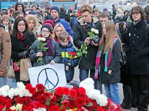 Москвичи возлагают цветы к посольству Франции в Москве в память о погибших в результате серии террористических актов в Париже