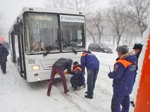 Спасатели МЧС оказывают помощь жителям Хабаровска в условиях снежного циклона