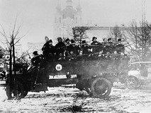 Отряд вооружённых красногвардейцев на грузовике в дни Октябрьской революции