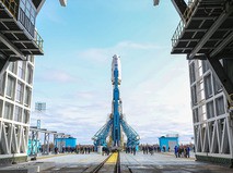 Ракета-носитель "Союз-2.1а" с космическими аппаратами установлена на стартовую площадку космодрома Восточный