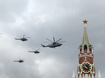 Тяжелый транспортный вертолёт Ми-26 и многоцелевые вертолёты Ми-8 на тренировке групп парадного строя авиации к Параду Победы