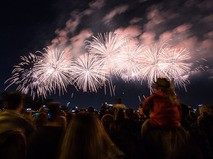 Праздничный салют в День Победы в Москве