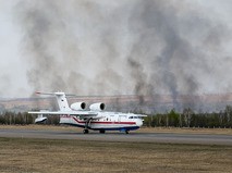 Противопожарный самолёт-амфибия БЕ-200ЧС МЧС России в аэропорту Благовещенска Амурской области