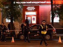 Сотрудники полиции у офиса "Московского Кредитного Банка" (МКБ) на востоке Москвы