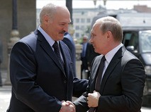 Президент Белоруссии Александр Лукашенко и президент России Владимир Путин во время беседы в Минске.