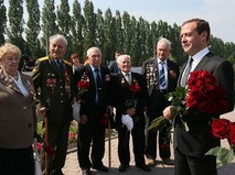 Дмитрий Медведев и ветераны Великой Отечественной войны во время церемонии возложения цветов к Могиле Неизвестного солдата в Курске