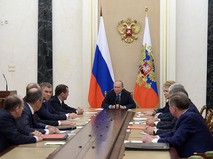 Владимир Путин проводит совещание с постоянными членами Совета Безопасности РФ