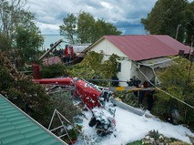 Место падения вертолёта на крышу частного жилого дома в Сочи