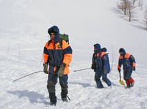 Сотрудники МЧС на месте схода лавины