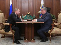 Владимир Путин и главный исполнительный директор ПАО "НК "Роснефть" Игорь Сечин во время встречи в Кремле