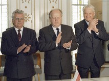 Леонид Кравчук, Станислав Шушкевич и Борис Ельцин после подписания Соглашения о создании СНГ