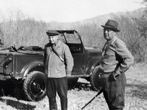 Леонид Ильич Брежнев (справа) на охоте